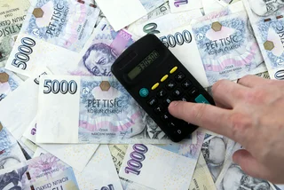 Who is required to pay taxes in Czechia and who qualifies for a refund?