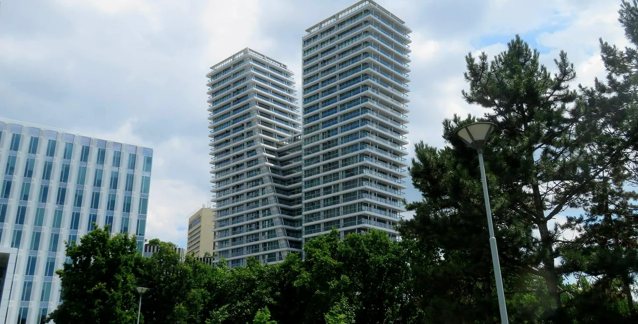 The number of new flats available in Prague hits a record low, while price increases accelerate